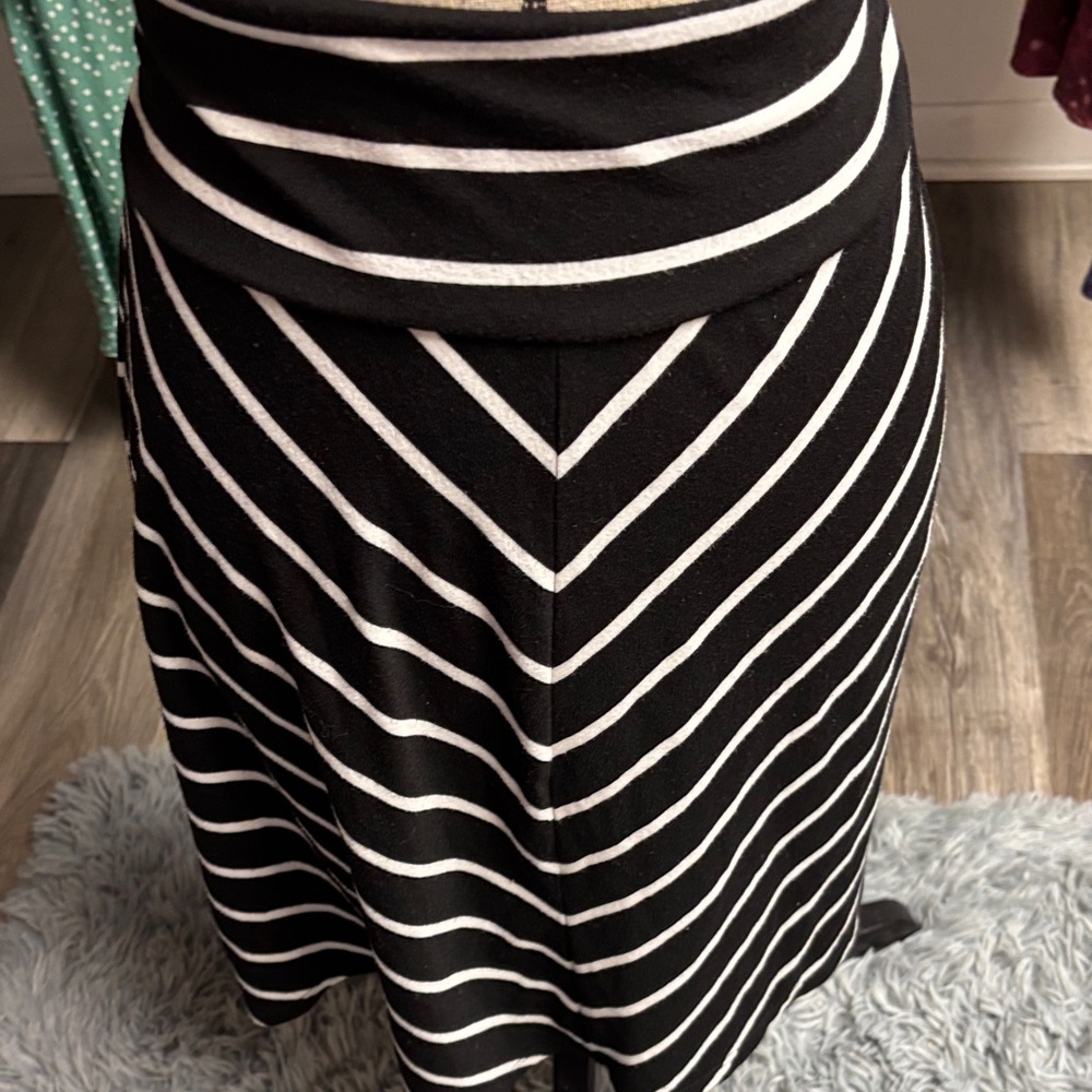 Black and White Striped Midi Skirt - Picture 6 of 15